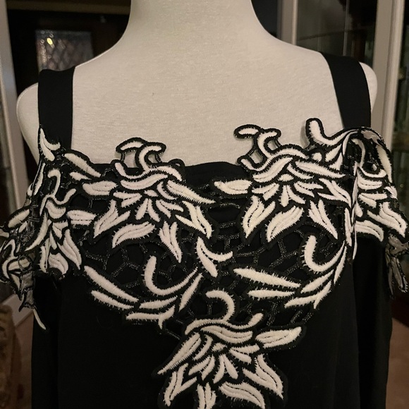 NWOT-Off the Shoulder Tunic Blouse ~Size XL~Cotton-Straps-Black w/White Flowers - Picture 5 of 6